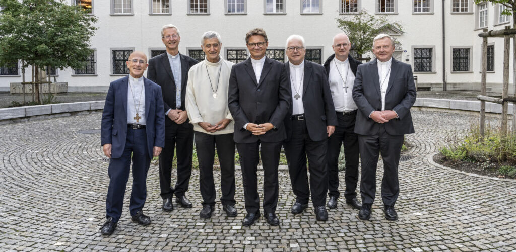 Les évêques suisses réunis à St-Gall, le 11 septembre 2024 - de g. à d.: Mgr Joseph Bonnemain, évêque de Coire, Mgr Alain de Raemy, évêque auxiliaire de Lausanne, Genève et Fribourg (LGF), Mgr Jean-Marie Lovey, évêque de Sion, Mgr Felix Gmür, évêque de Bâle, Mgr Markus Büchel, évêque  de St-Gall, Mgr Charles Morerod, évêque de LGF, Mgr Joseph Stübi, évêque auxiliaire de Bâle | © CES