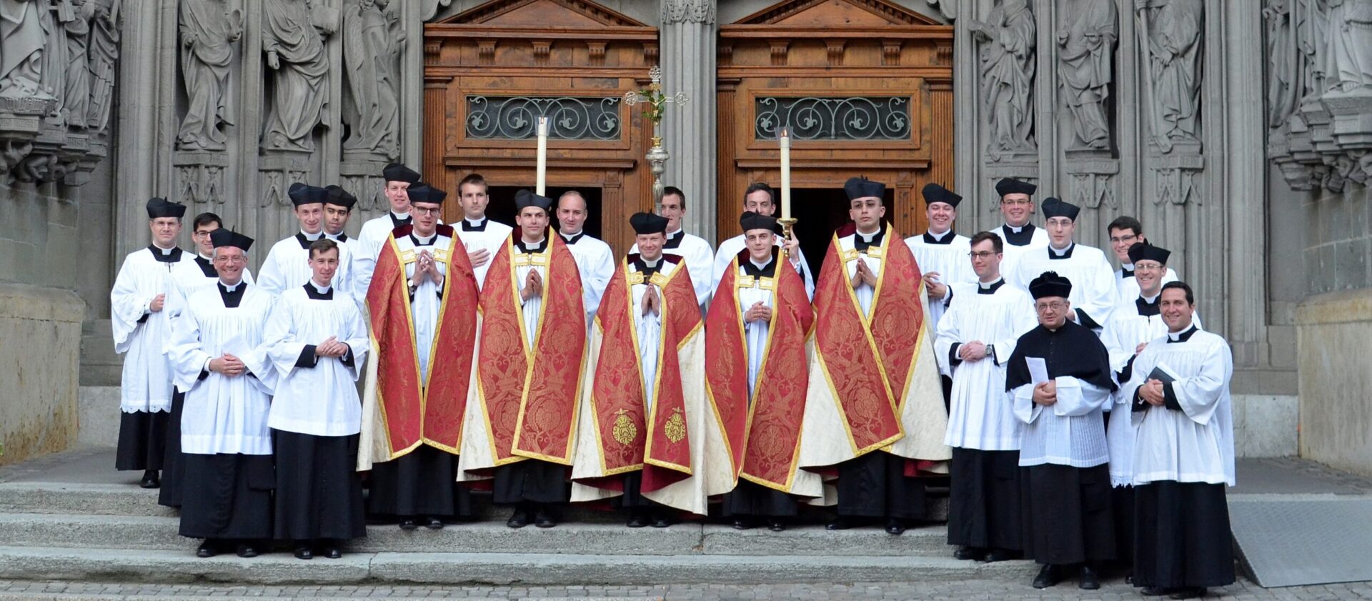 Prêtres de la Fraternité sacerdotale St-Pierre lors de vêpres célébrées à la Cathédrale Saint-Nicolas de Fribourg,
le 30 avril 2017 | © fssp.ch