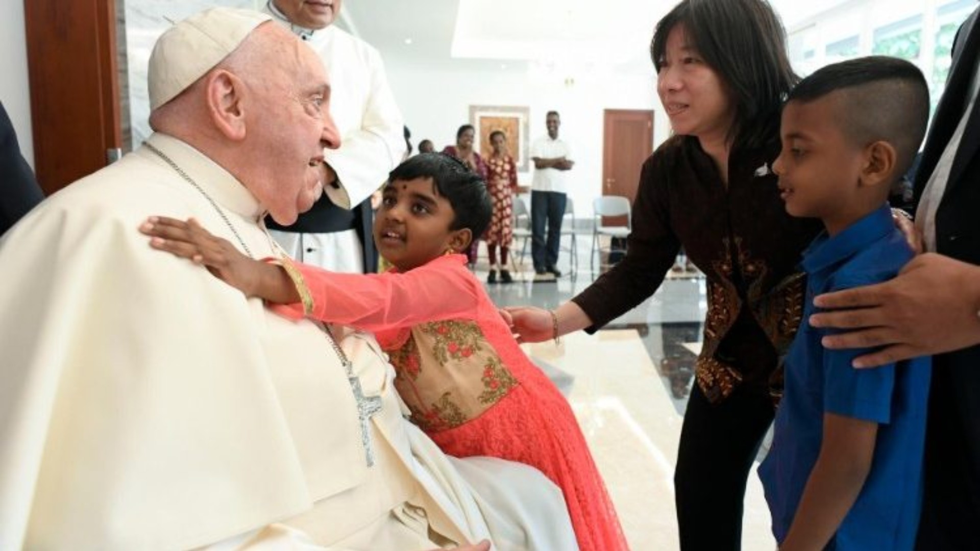 Des réfugiés et des pauvres reçus par le pape François à la nonciature de Jakarta | © Vatican Media