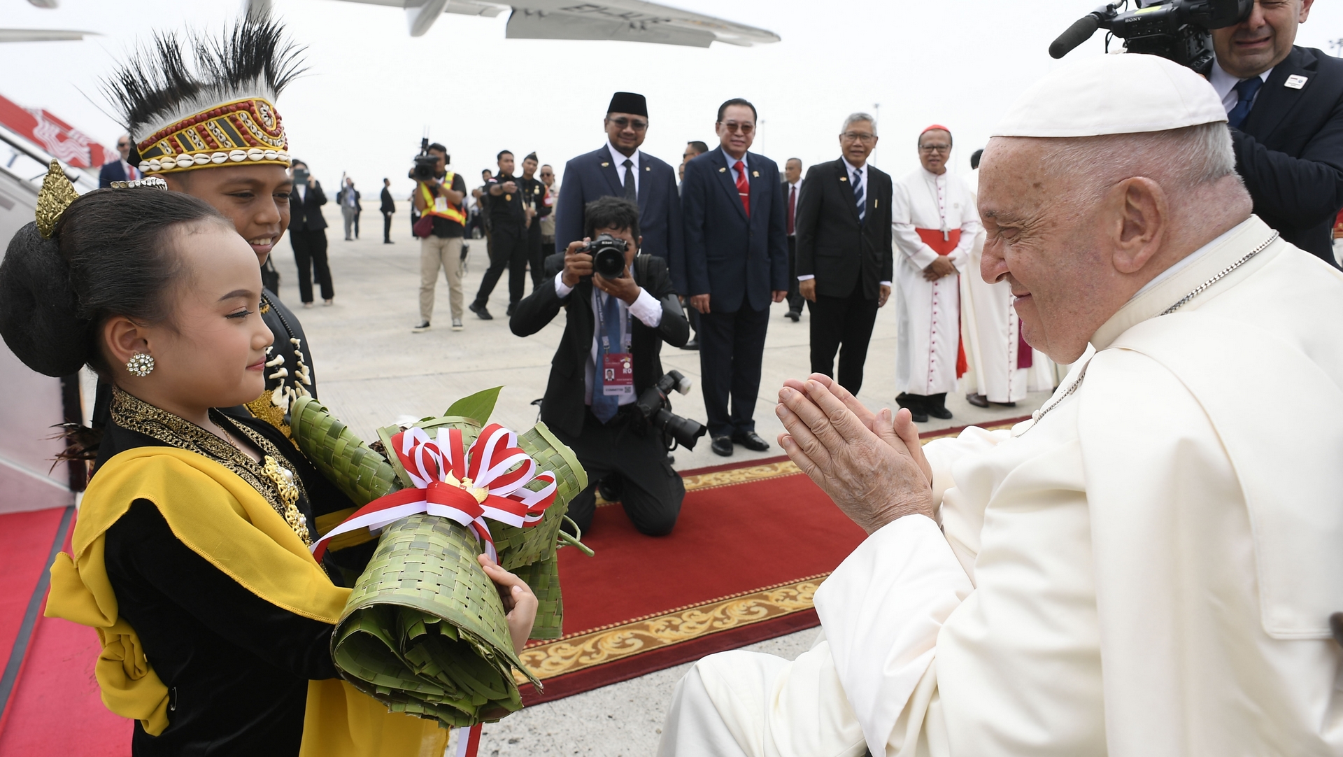 Deux enfants reçoivent le pape à Jakarta |  Vatican Media 