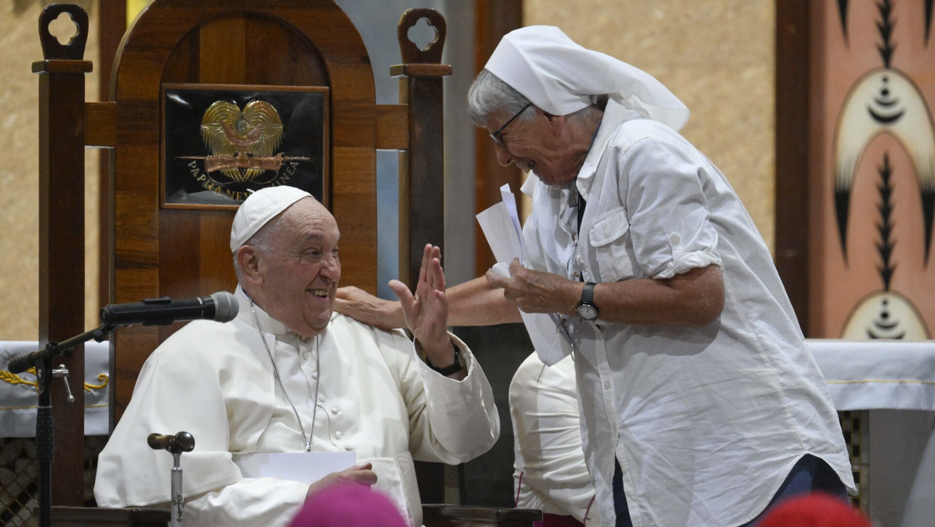 Le pape salue la missionnaire suisse soeur Lorena Jenal | © Vatican Media 