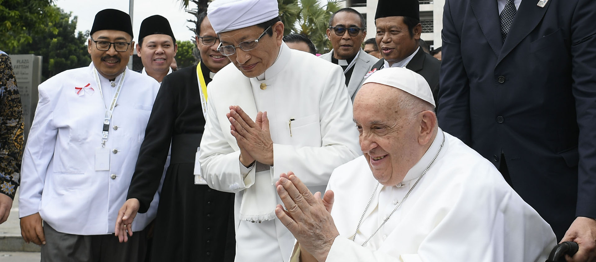 Le grand imam Nasaruddin Umar a accueilli le pape devant la mosquée Isticlal | © Vatican Media