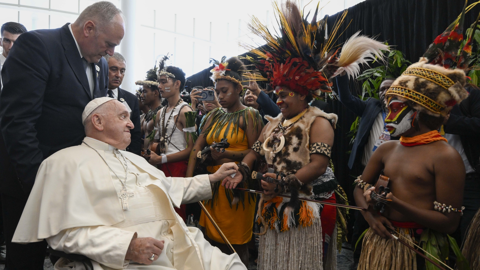 Papouasie-Nouvelle-Guinée, le pape salue un groupe de femmes indigènes | © Vatican Media