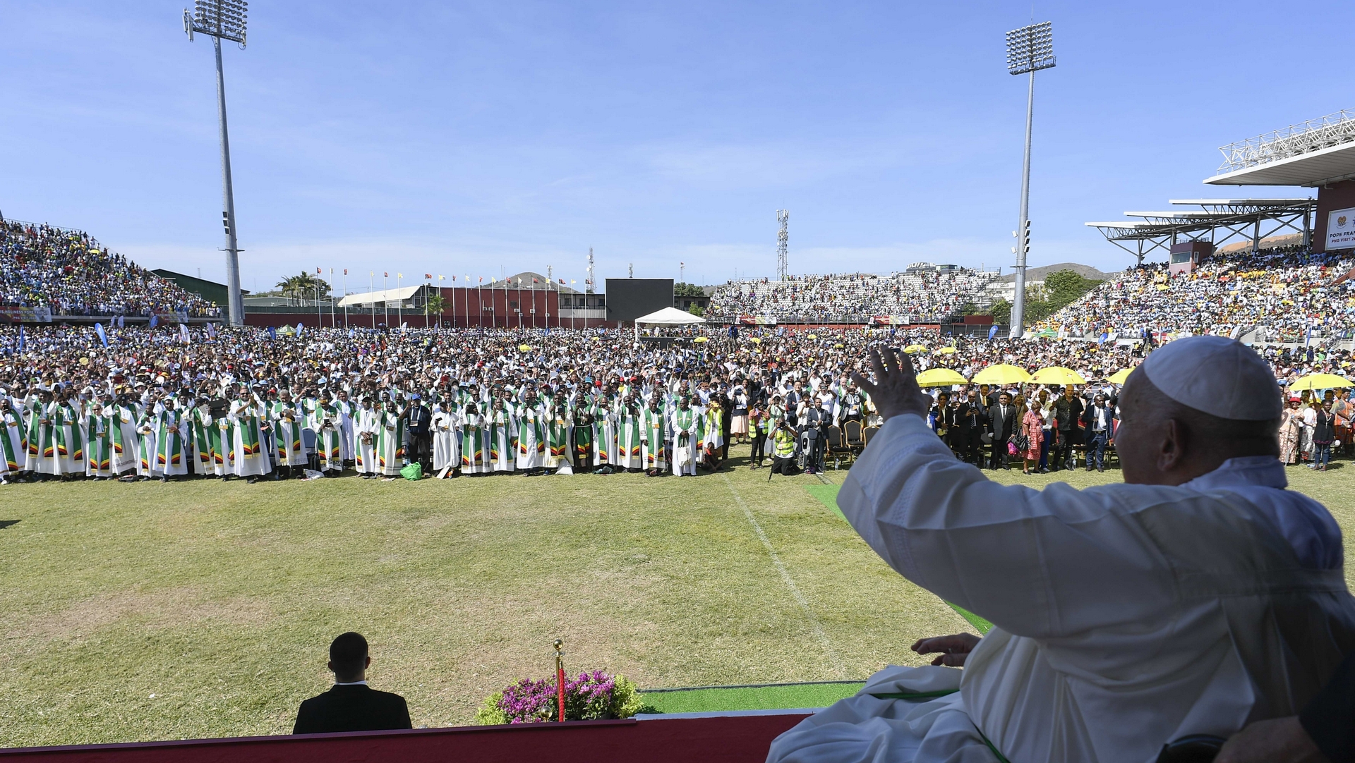 Le pape salue la foule réunie pour la messe au stade de Port Moresby | © Vatican Media