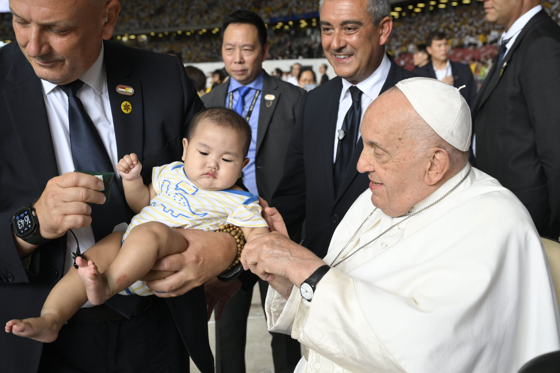 Le pape François avec un bébé singapourien | © Vatican Media