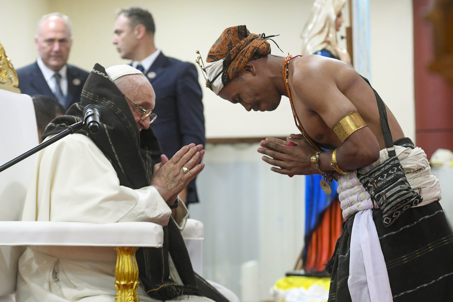 Le pape a été accueilli au Centre de convention de Dili, au Timor oriental, par des danses traditionnelles, 11 septembre 2024 | © Vatican Media