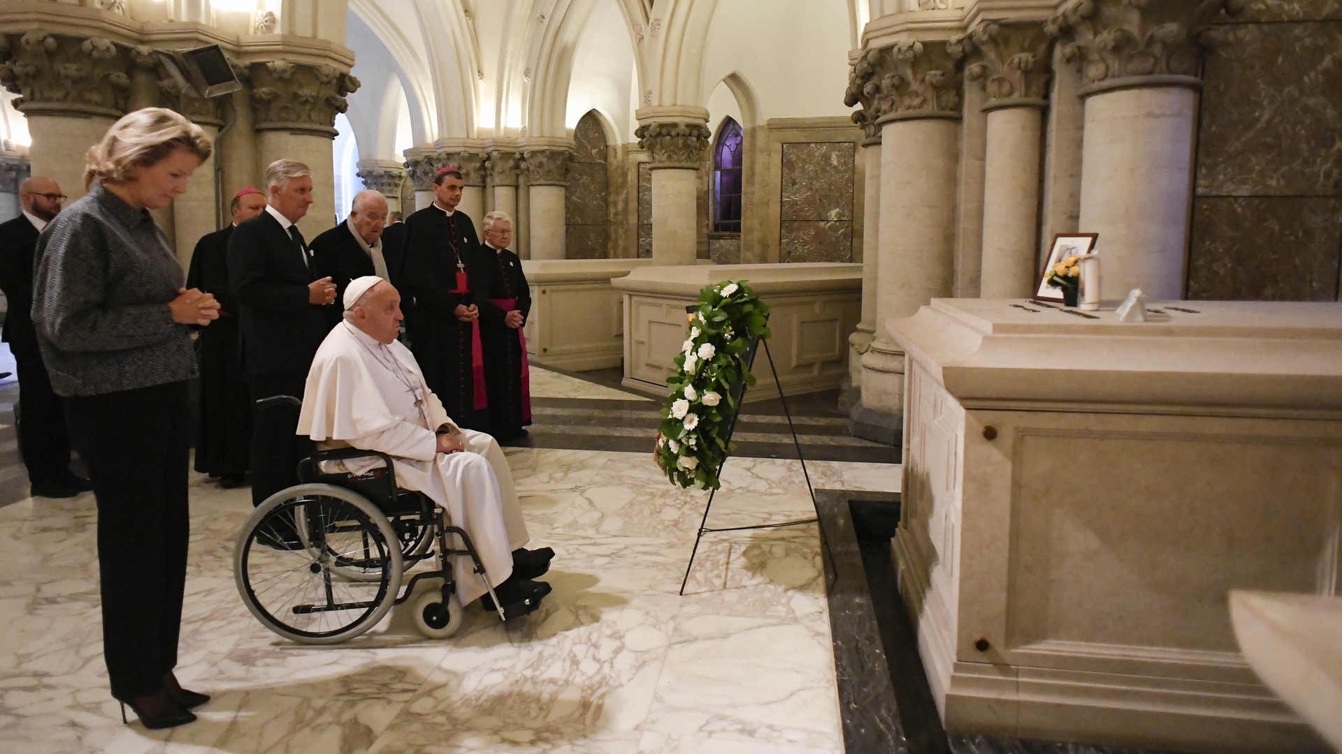 Le pape François se recueille devant le tombeau du roi Baudouin  | © Vatican Media