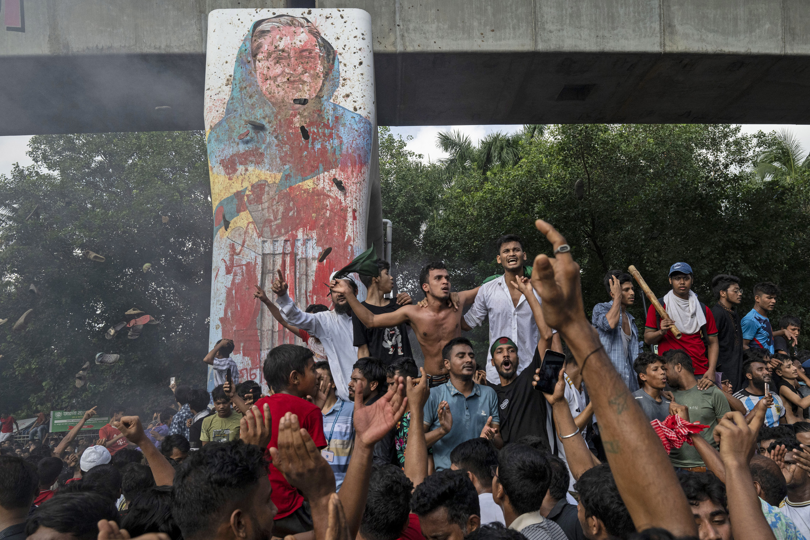 Bangladesh: manifestants célébrant le départ  de la Première ministre, 5 août 2024 | © Keystone/AP Photo/Fatima Tuj Johora