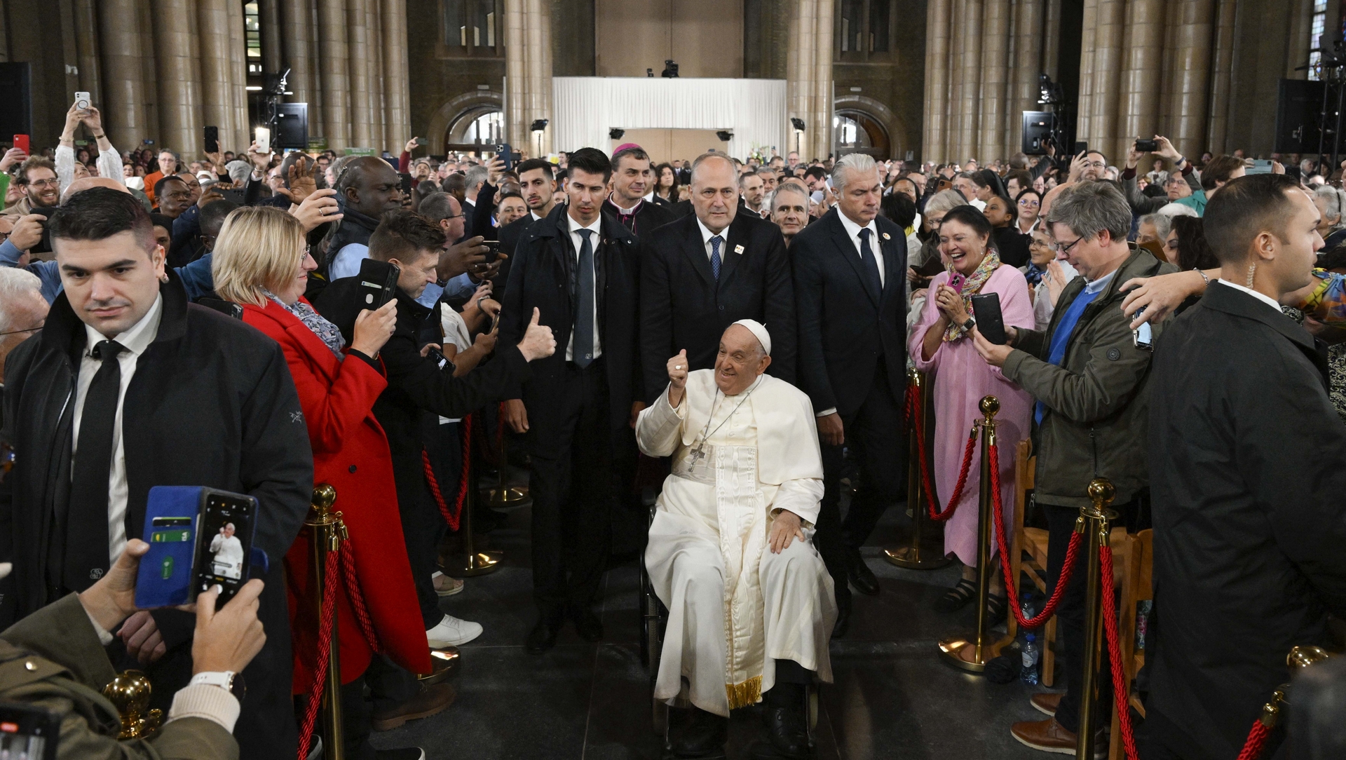 Le pape arrive à la basilique de Koekelberg | © Vatican Media