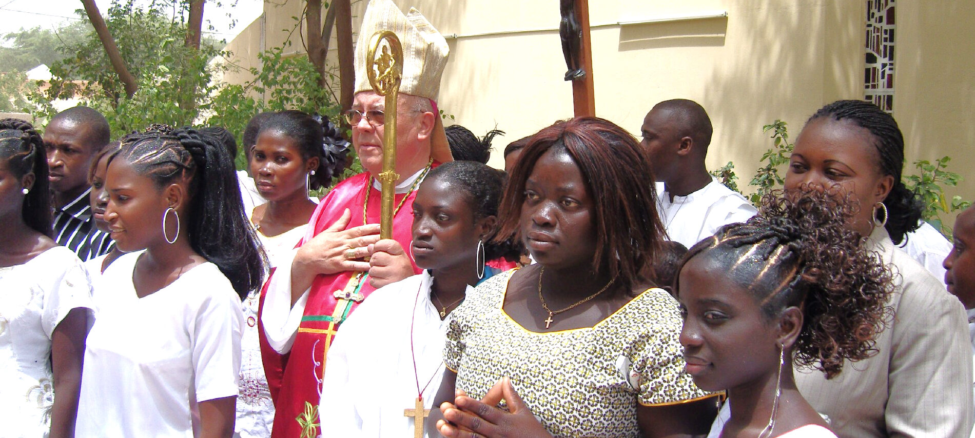 Mgr Martin Happe entouré de confirmands alors qu'il était évêque de Nouakchott (Mauritanie) | © ACN