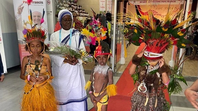 Des enfants en tenue traditionnelle accueillent le pape François |  © Camille Dalmas I.MEDIA