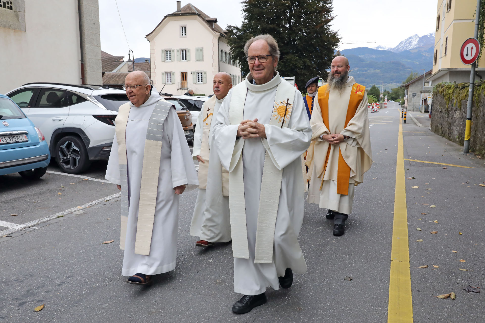 L'abbé Jean-René Fracheboud dans la procession qui se dirige vers l'église | © Bernard Hallet