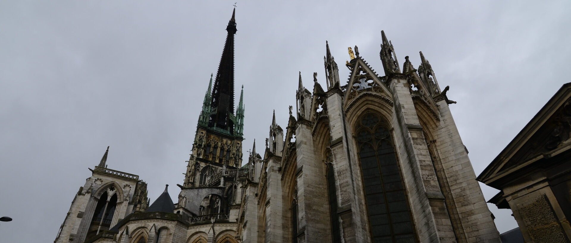 En France, le processus synodal semble marquer le pas | photo: ciel sombre au-dessus de la cathédrale de Rouen © Jorge Lascar/Flickr/CC BY 2.0