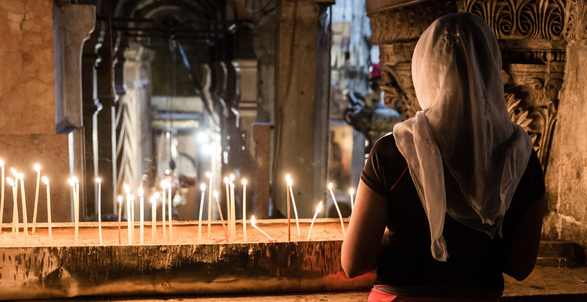 Le pape François s'est adressé au «petit troupeau sans défense» des catholiques du Moyen-Orient | photo: femme en prière dans le St-Sépulchre de Jérusalem © -dawolf/Flickr/CC BY-NC 2.0