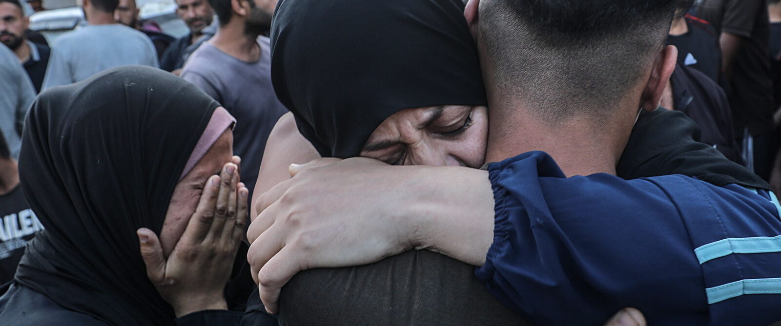 A Gaza, chaque jour apporte son lot de souffrance | photo: les funérailles d'habitants de la bande de Gaza tués dans un bombardement israélien, le 8 octobre 2024 © EPA/MOHAMMED SABER/Keystone