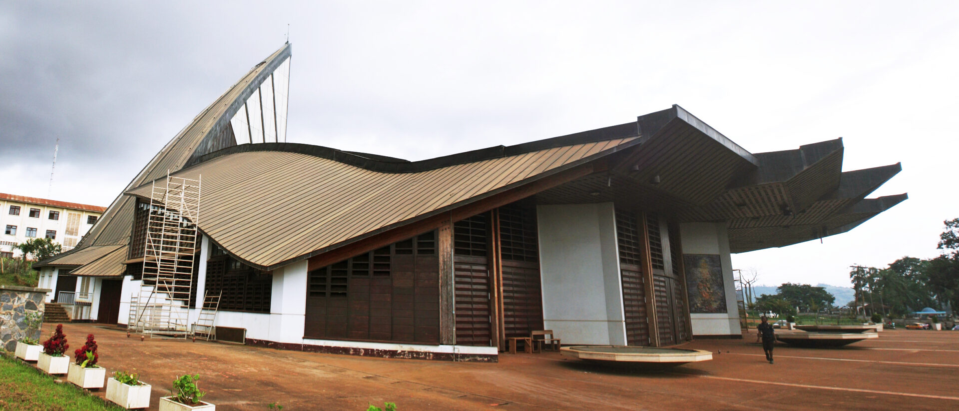 La basilique Marie-Reine-des-Apôtres de Mvolyé, quartier de Yaoundé dans lequel le Père Christophe Komla Badjougou a été abattu | Wikimedia Commons – Steve Mvondo – CC BY-SA 3.0