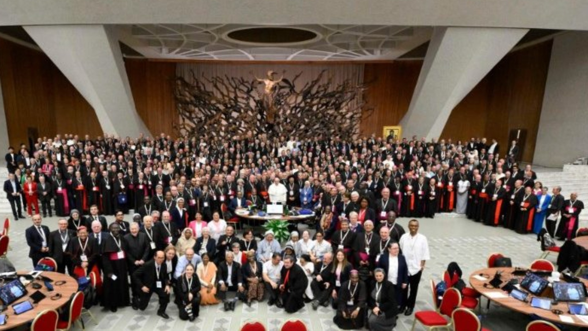 Le pape François avec tous les participants au Synode à la fin des travaux | ©  Vatican Media