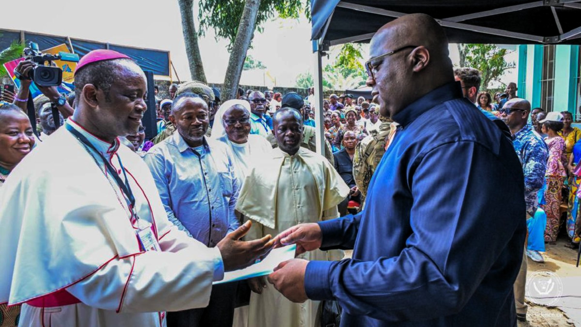 Le président Tshisekedi, à Kisangani, remet une enveloppe d’indemnisation à l’Eglise catholique | © Cellcom Présidence de la République