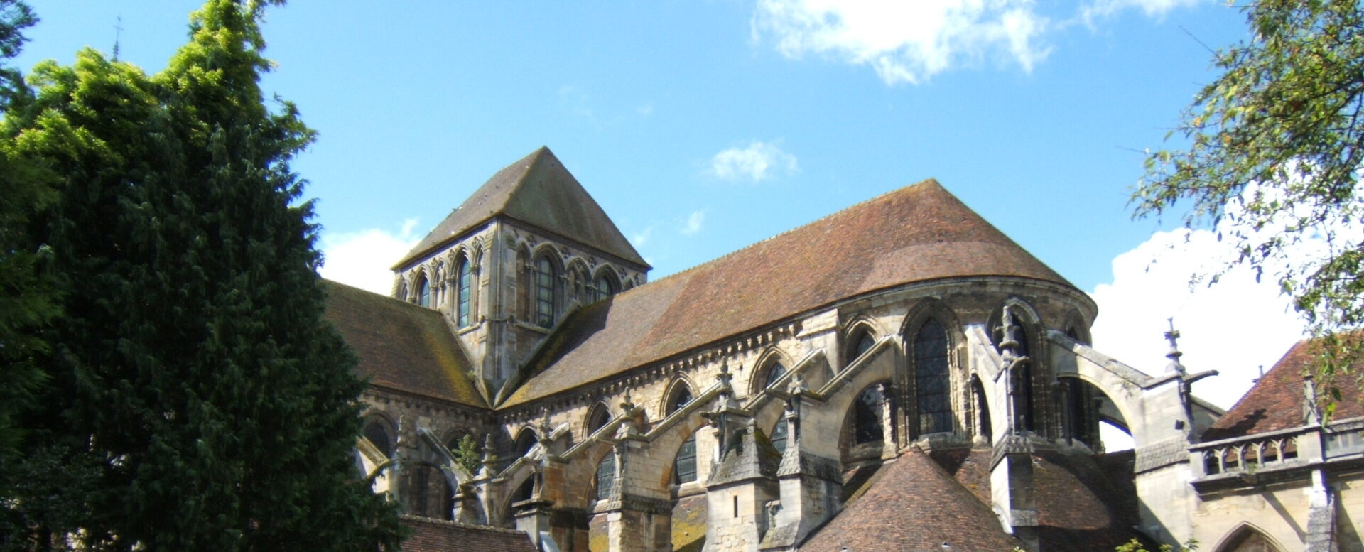 Le Père Bruno Thévenin avait fondé la Mission thérésienne, basée à Lisieux (Calvados) | photo: la cathédrale de Lisieux / domaine public