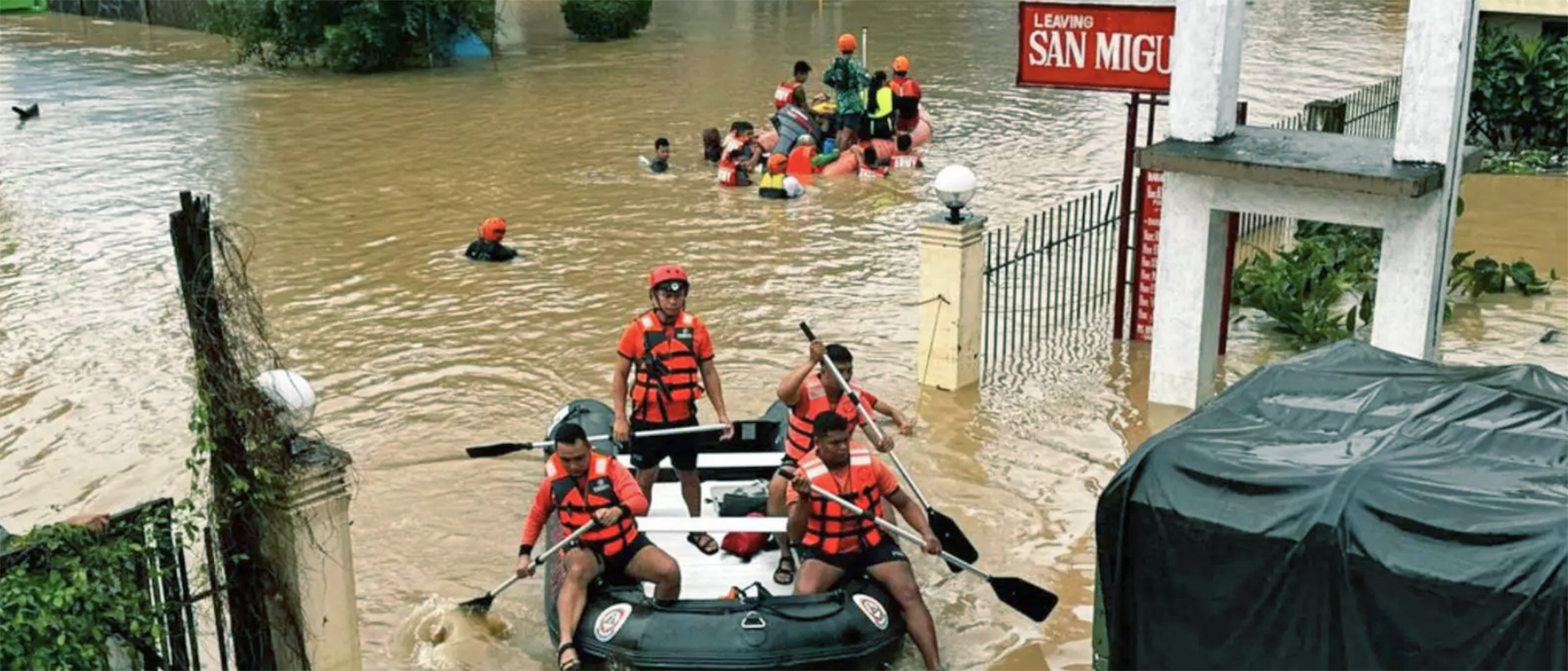 Des gardes-côtes à Nabua, pendant le typhon Trami 2024 aux Philippines | © Philippine Coast Guard – AP pic