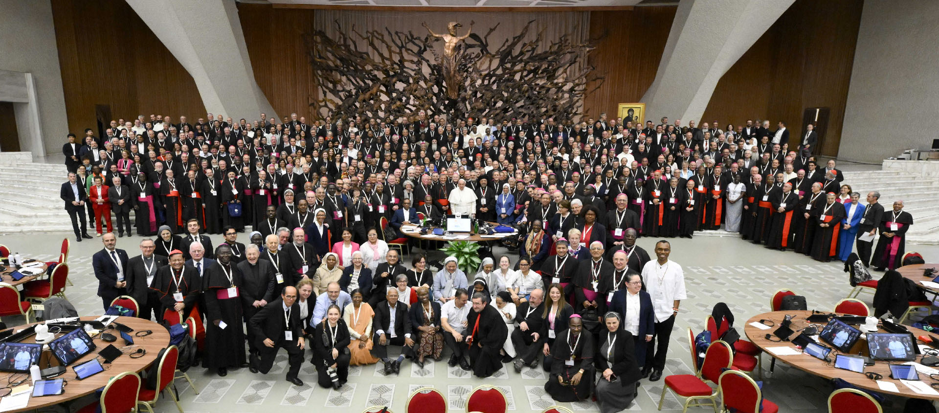 Le pape François prend la pose avec tous les participants au Synode pour la photo souvenir | © Vatican Media