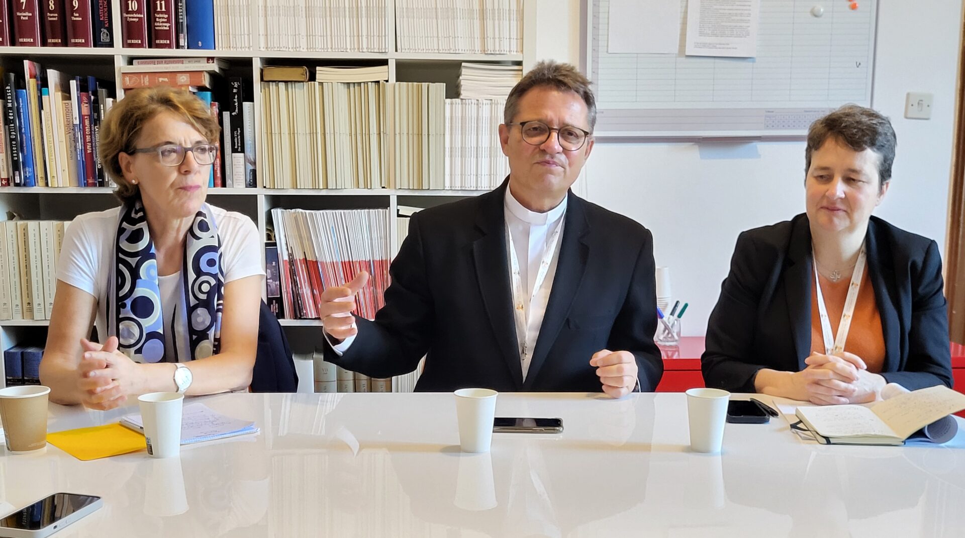 Les participants suisses au Synode sur la synodalité: Helena Jeppesen, Felix Gmür et Claire Jonard, 2024  | © Lucienne Bittar