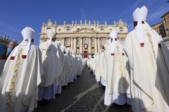 Procession des participants au Synode, place St-Pierre, 2 octobre 2024| © Vatican media