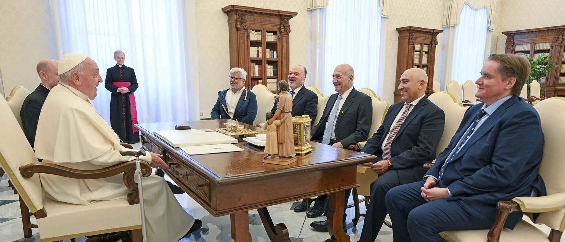 L'Israélien Ehud Olmert (au centre) et le Palestinien Nasser Al-Kidwa (2e de la gauche) au Vatican le 17 octobre 2024 | © Vatican Media