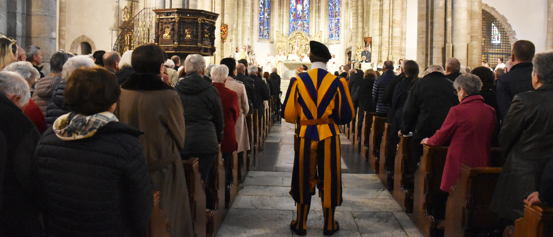 La messe pour les 10 ans d'épiscopat de Mgr Lovey a attiré une grande foule à la cathédrale de Sion, 13 octobre 2024 | © Barbara Ludwig 