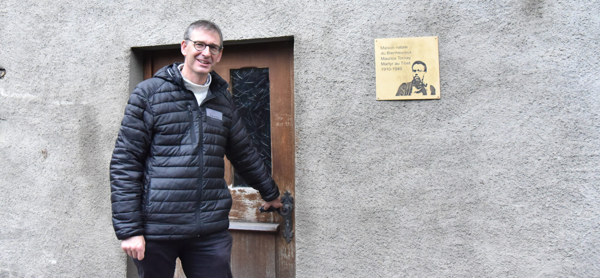 Le chanoine du Grand-Saint-Bernard Joseph Voutaz devant la maison natale de Maurice Tornay, à La Rosière (VS) | © Raphaël Zbinden