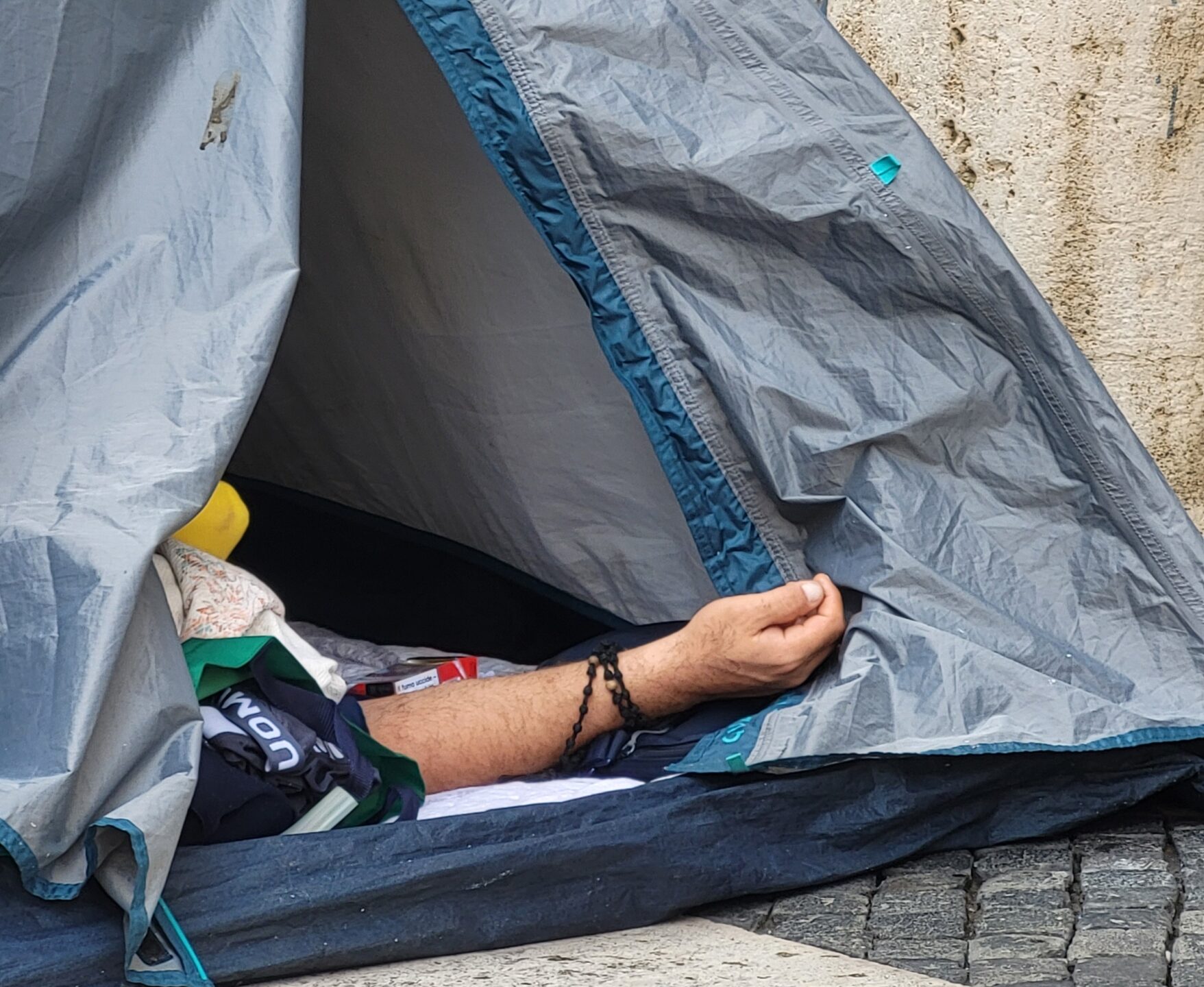 Sans-abris campant devant la place Saint-Pierre de Rome | © Lucienne Bittar