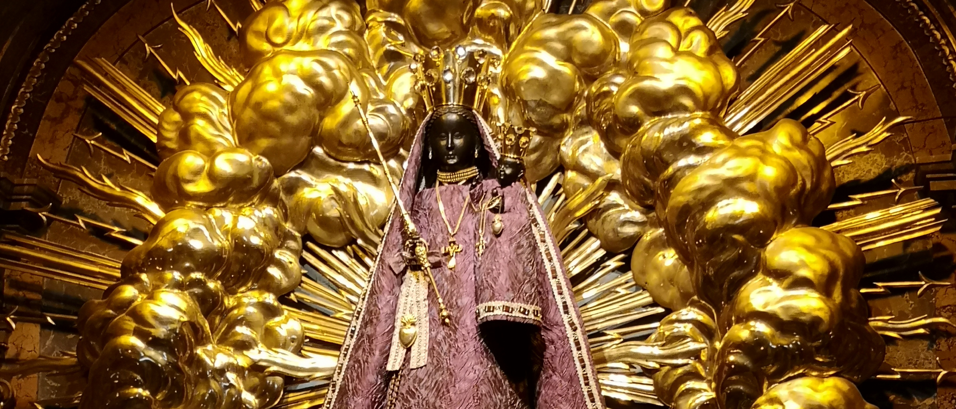 La Vierge noire d'Einsiedeln possède plus de 40 tenues d'apparat qui sont régulièrement changées | © Wolfgang Holz