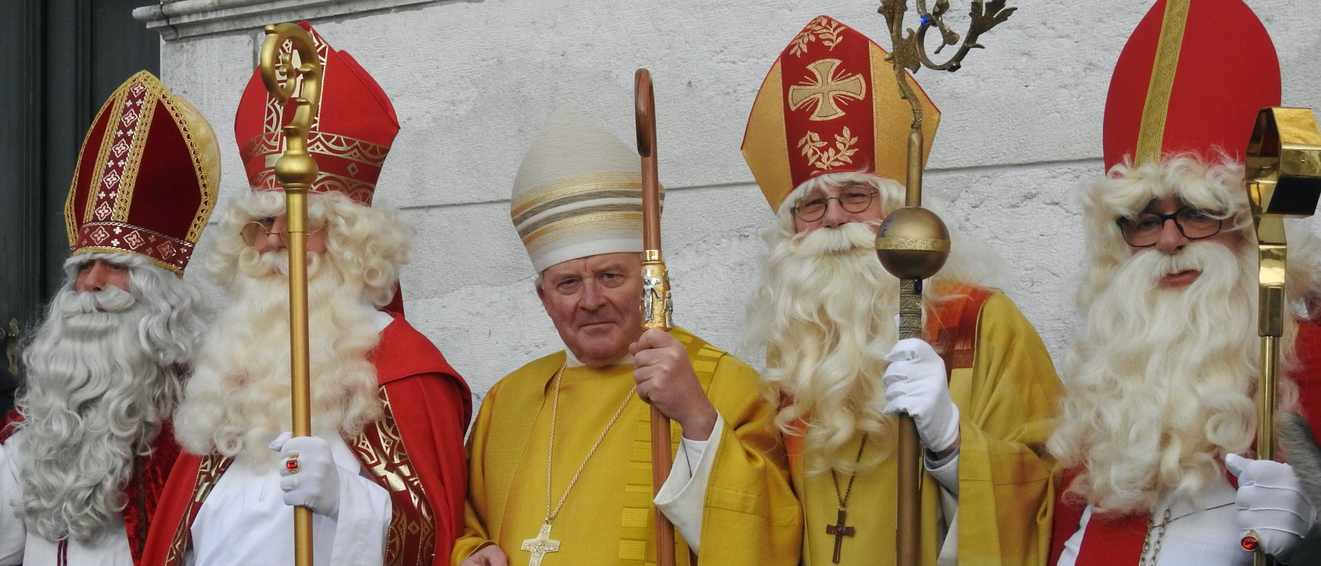 Mgr Josef Stübi entouré de ses 'confrères'. Ne lui manque-t-il pas quelque chose?  |  ©  Sibylle Hardegger