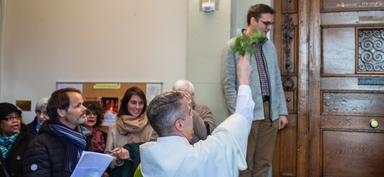 Le diacre Pascal Bregnard bénit les nouveaux locaux de l'Accueil Sainte Elisabeth (ASE), le 17 novembre 2024, à Fribourg | © Joao Carita - Eglise catholique Fribourg