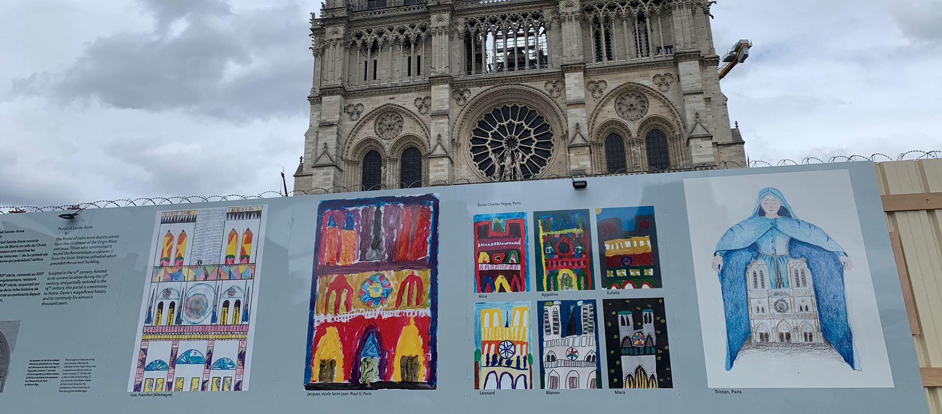 La restauration de Notre-Dame de Paris symbolise la vitalité de l’Église de France.  Photo: exposition de dessins suite à un concours, 2020  | © Bernard Hallet