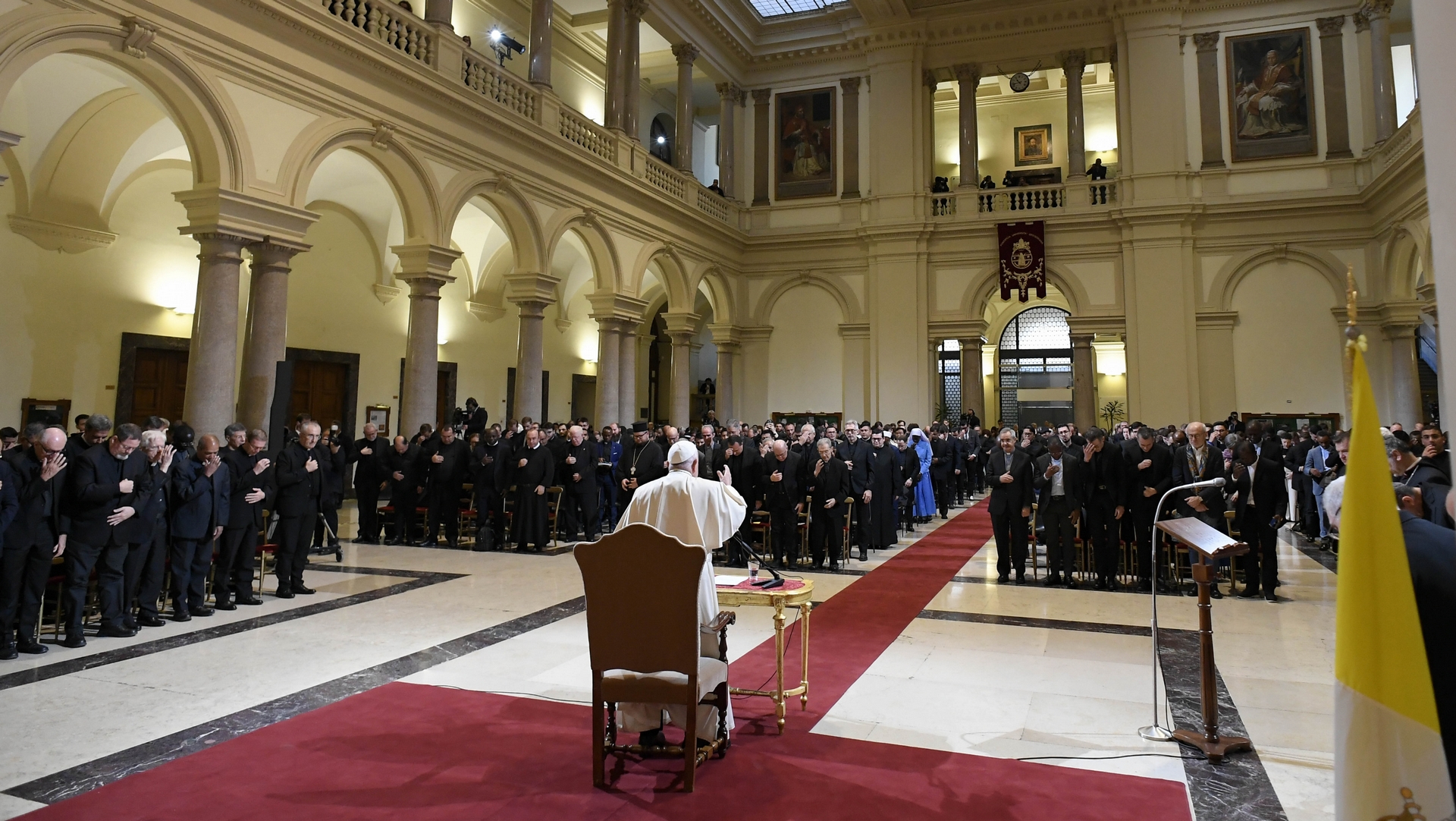 Le pape François bénit les membres de l'Université pontificale grégorienne | © Vatican Media