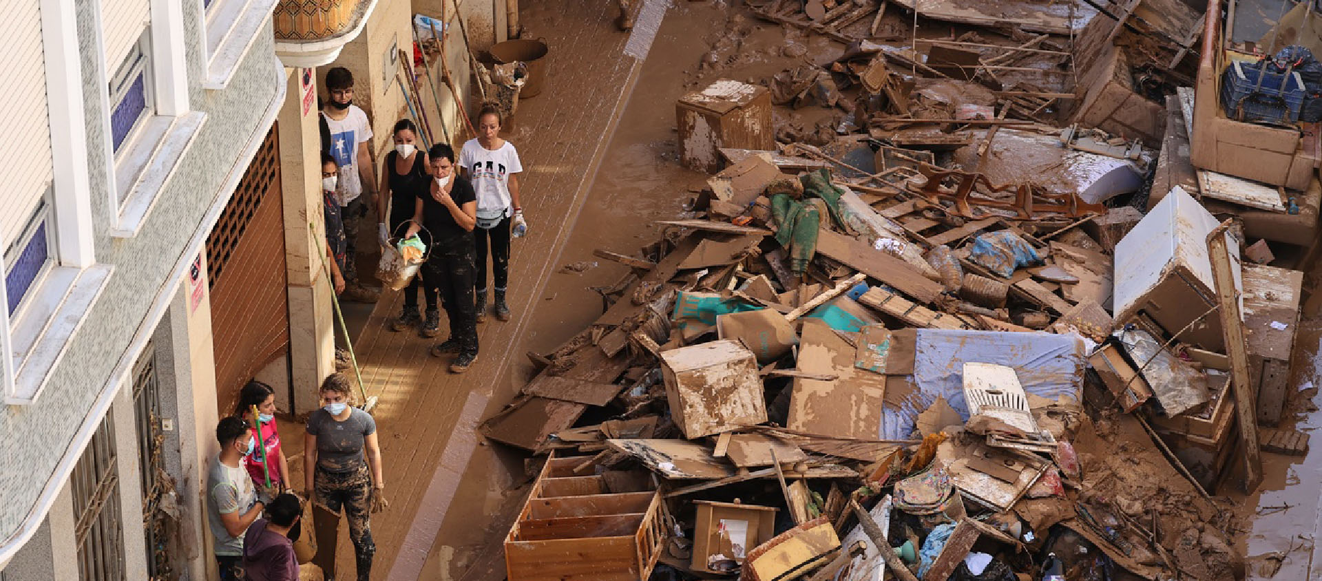 A Paiporta, la zone la plus touchée par les inondations dans la banlieue sud de Valence,  la boue et des véhicules ralentissent la progression des secours | © Keystone/MAXppp/F. Cottereau