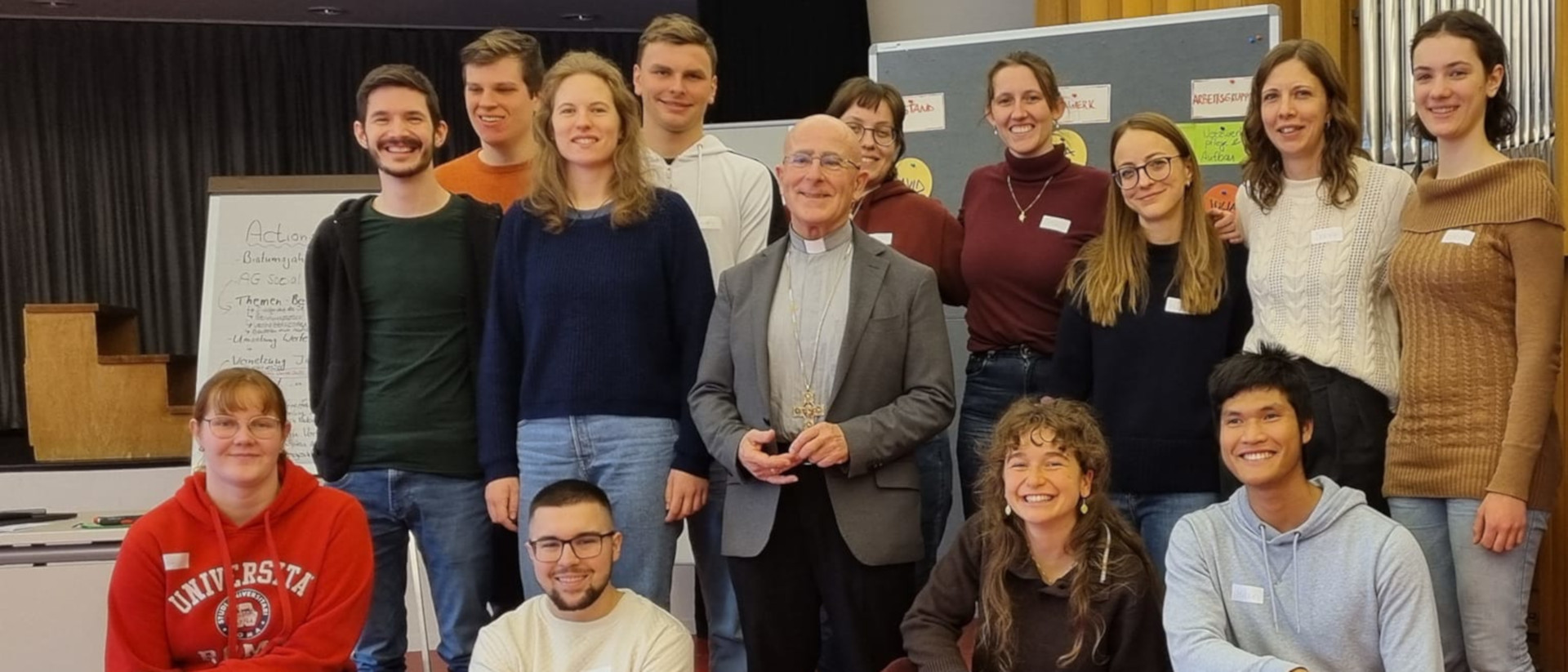 Le nouveau conseil des jeunes du diocèse de Coire entoure Mgr Bonnemain | DR