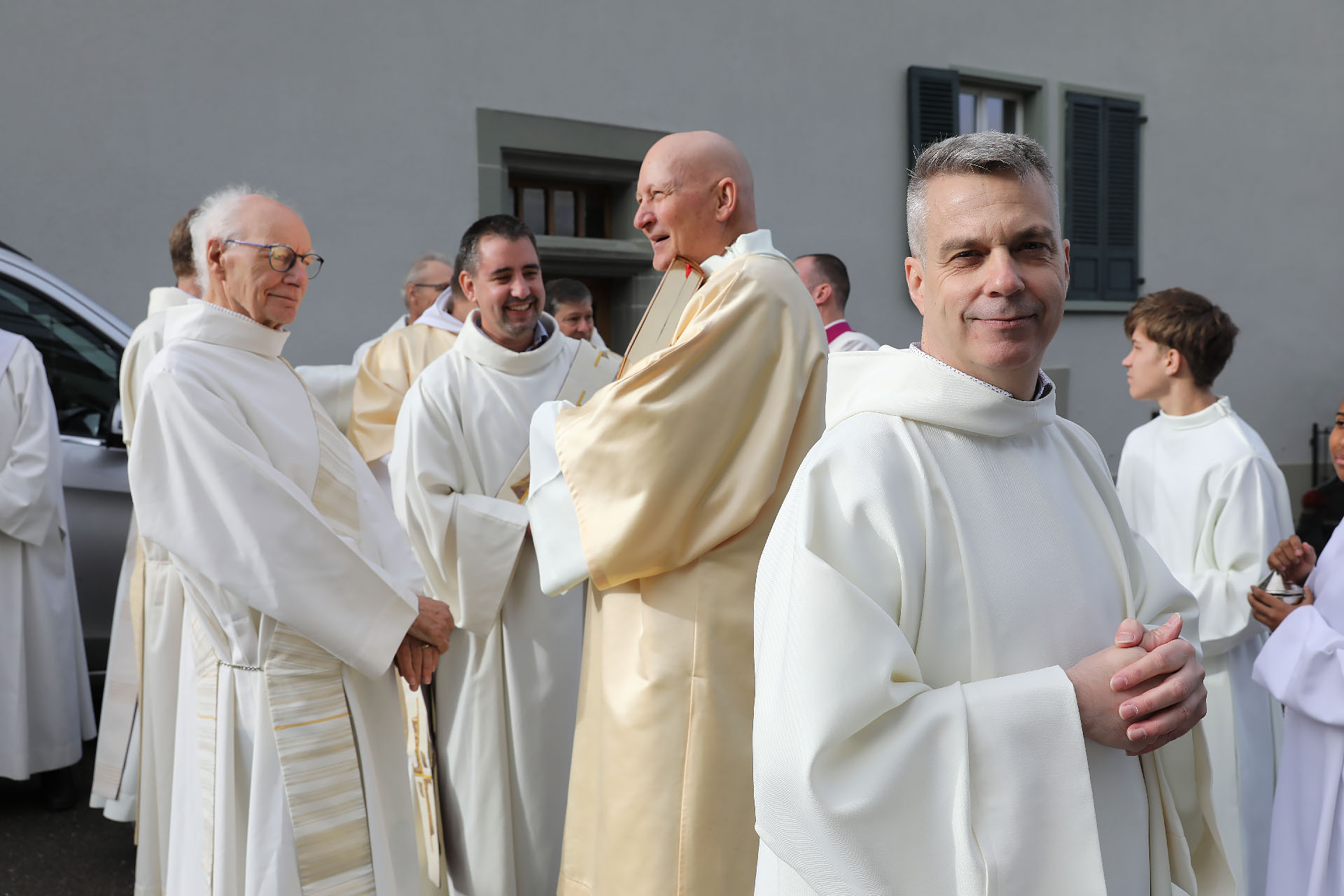 Avant de former la procession qui emmènera Pascal Bregnard à l'ordination | © Bernard Hallet