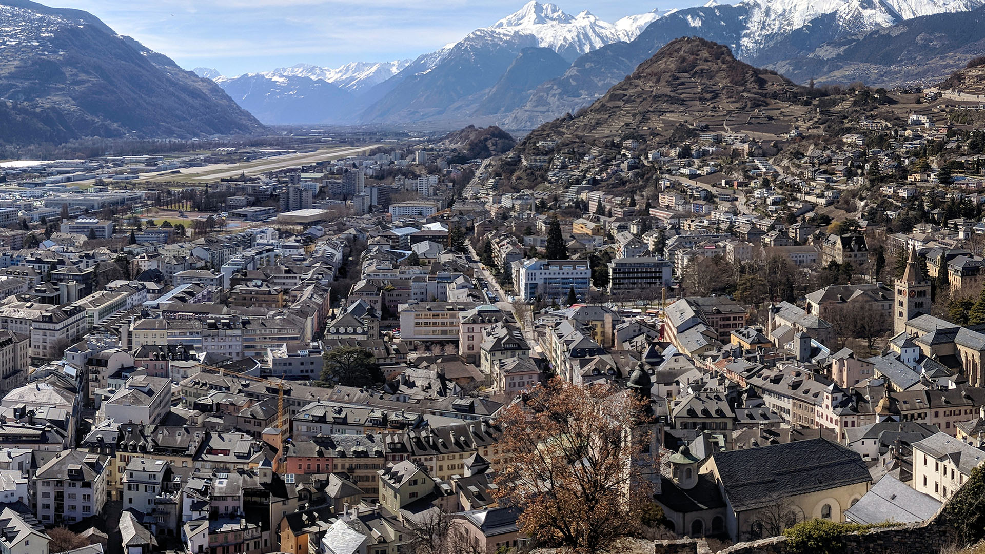 Le Valais est le troisième canton romand à bannir les thérapies de conversion | (vue de la ville de Sion) © Flickr/ Viktar Palstsiuk