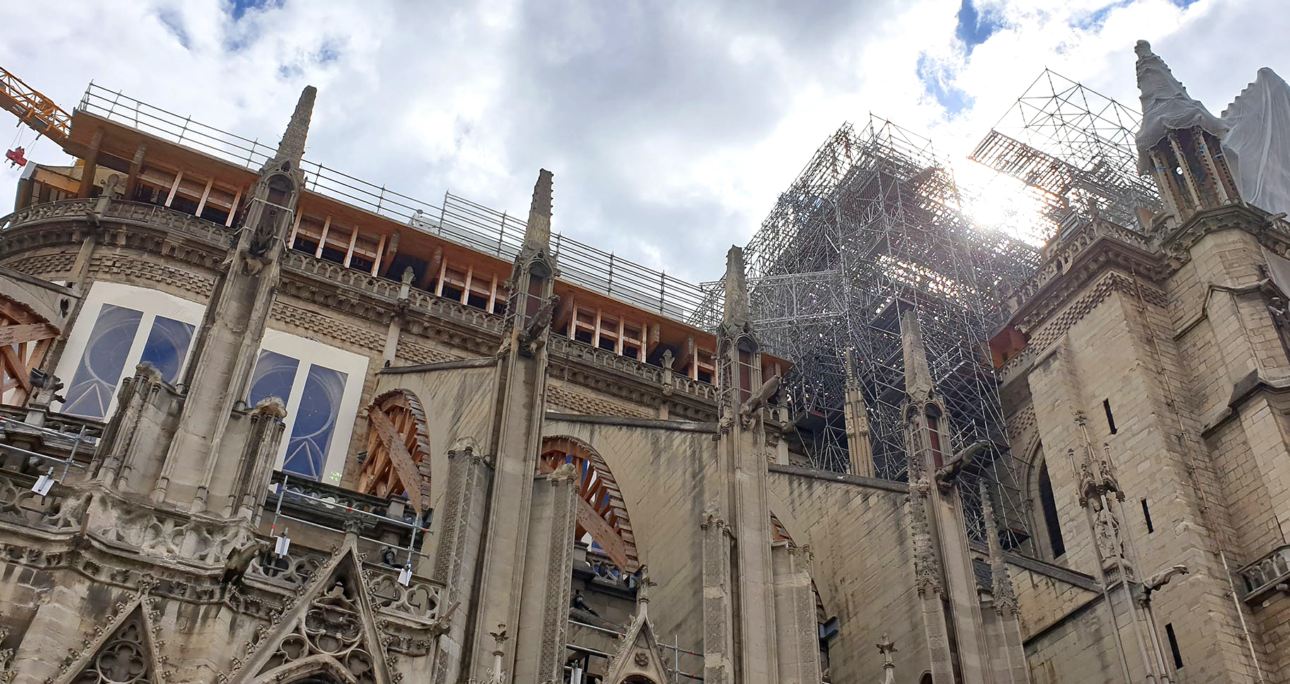 Des centaines de tonnes d'échafaudage ont permis à des dinandiers, patineurs ou encore des sculpteurs de restaurer Notre-Dame | la cathédrale en juillet 2020 © Bernard Hallet