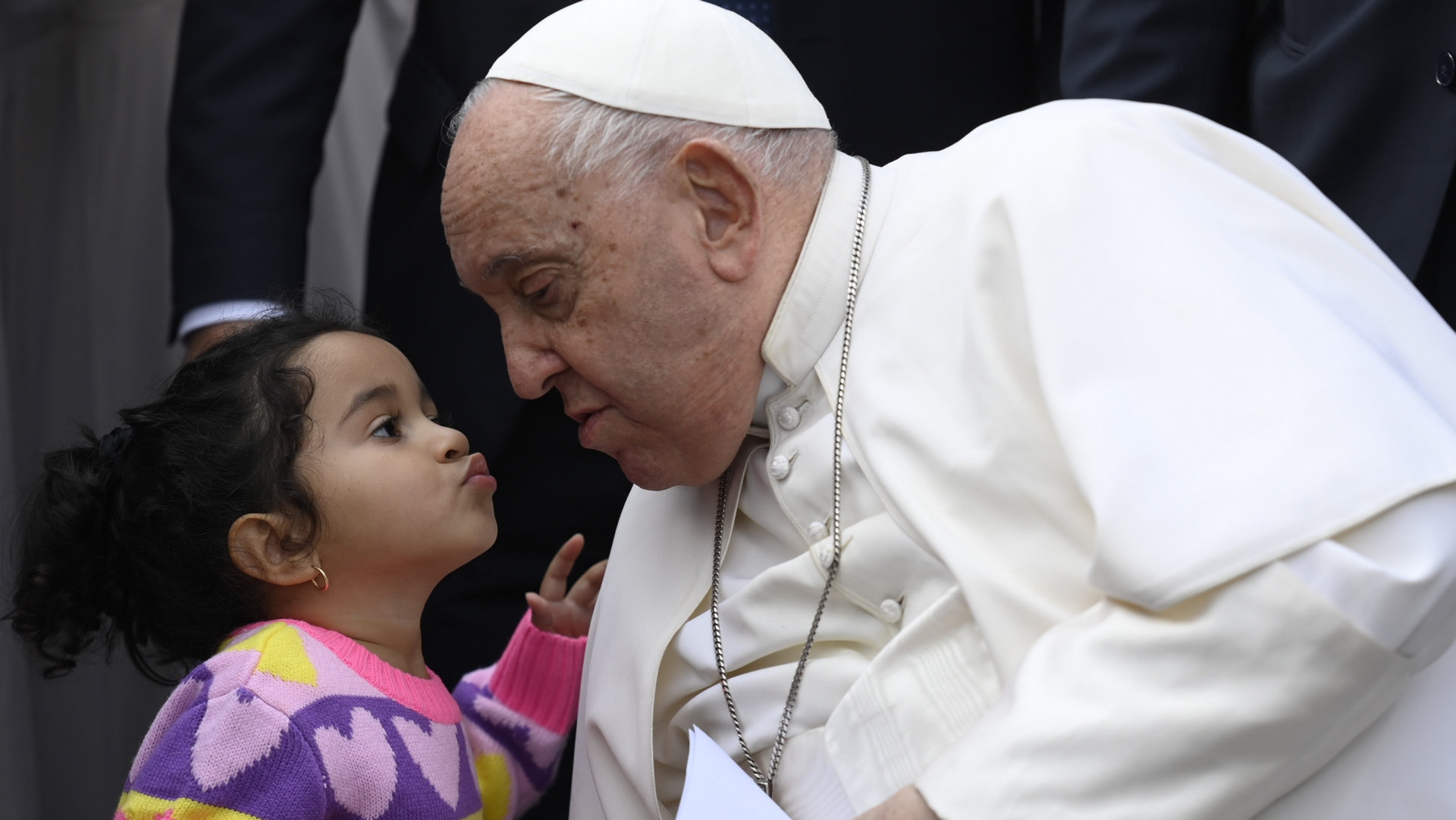 Le baiser d'une fillette au pape François |  © Vatican Media