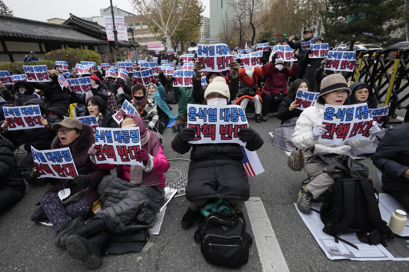 Manifestation de partisans du président sud-coréen Yoon Suk Yeol, près de la Cour constitutionnelle à Séoul,  16 décembre 2024. | © Keystone/AP Photo/Ahn Young-joon