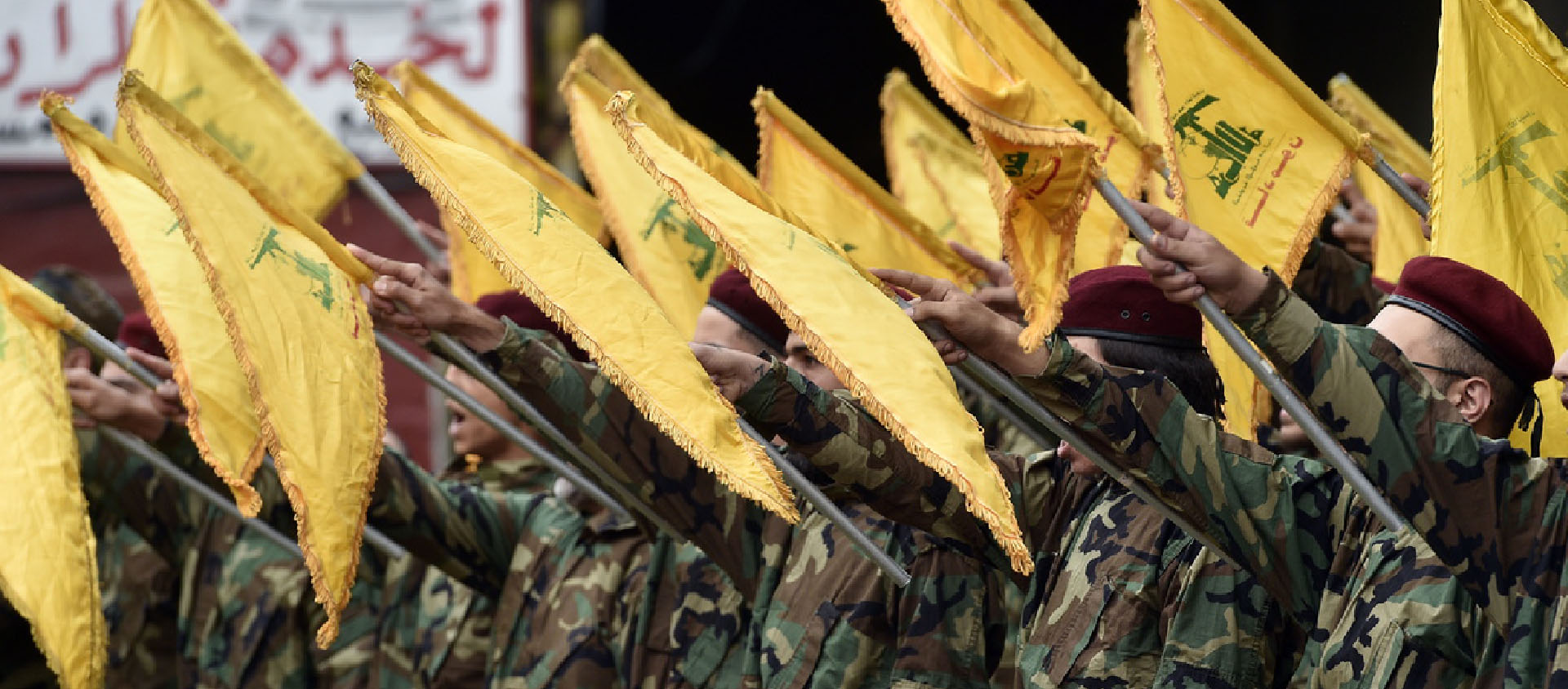 Combattants du Hezbollah prenant part à une cérémonie de funérailles de memebre de la milice dans une attaque israélienne à Beyrout en mai 2024 { © Keystone/ EPA/Wael Hamzeh