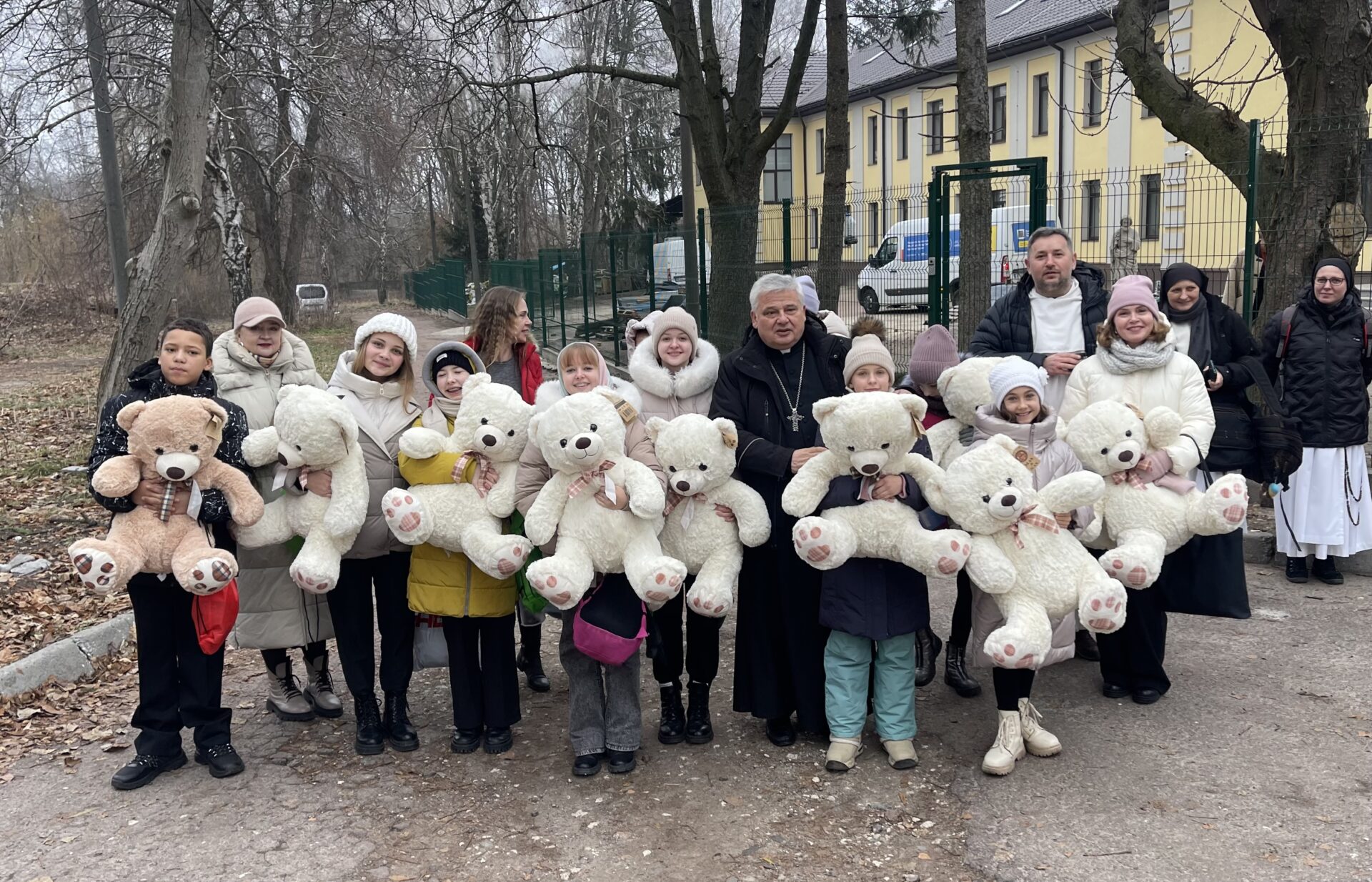 Le cardinal Krajewski devant un abri à Fastiv (Ukraine) avec des participants à la fête de Noël | © DR
