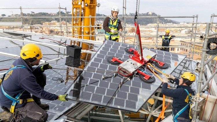 La pose de panneaux en verre photovoltaïques est une entreprise délicate | Vatican Media