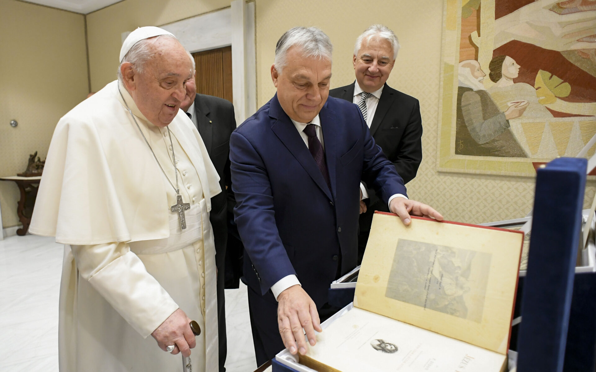 Le Premier ministre Viktor Orbán offre au pape une copie en hongrois du "Jésus-Christ" du Père Henri Didon, 4 décembre 2024 | © Vatican media