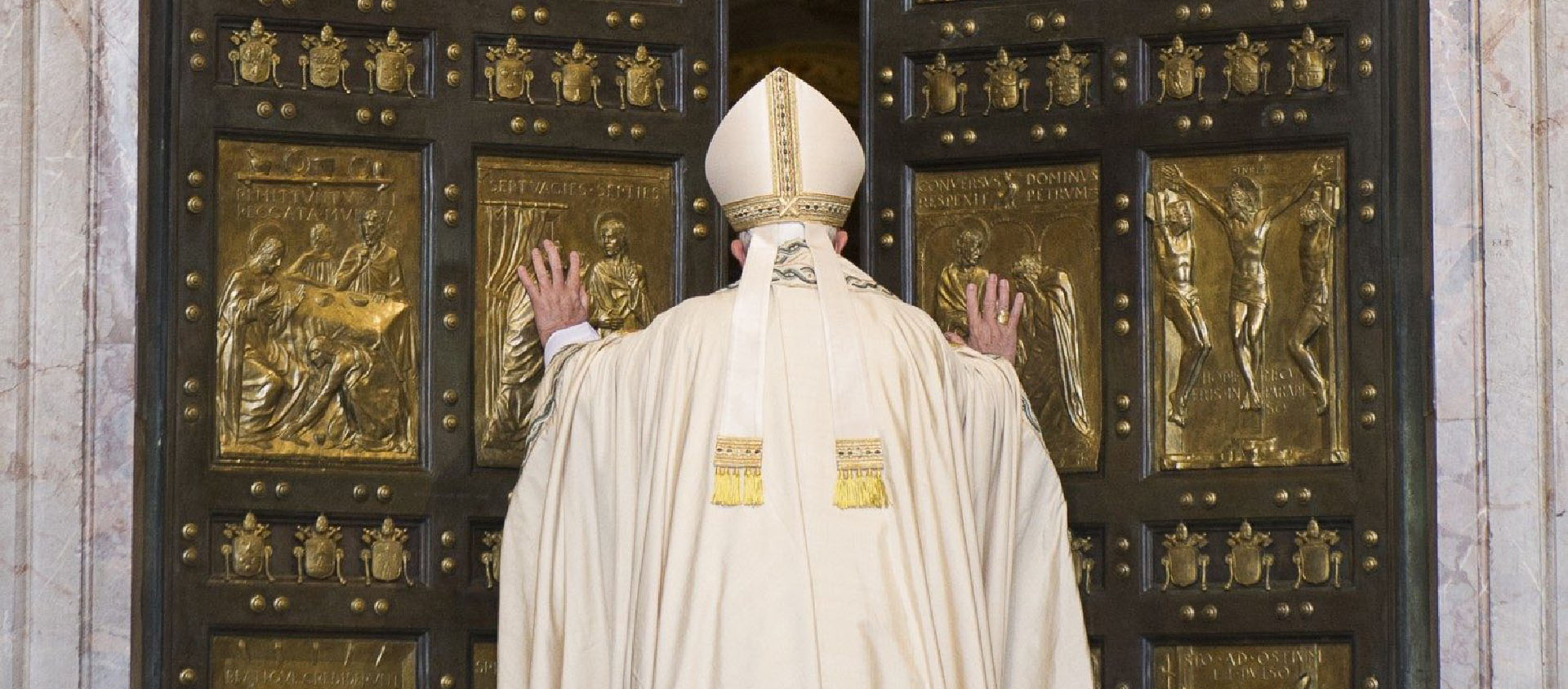 Ouverture de la Porte sainte par le pape François lors du lancement du Jubilé de la Miséricorde 2015 | Vatican media