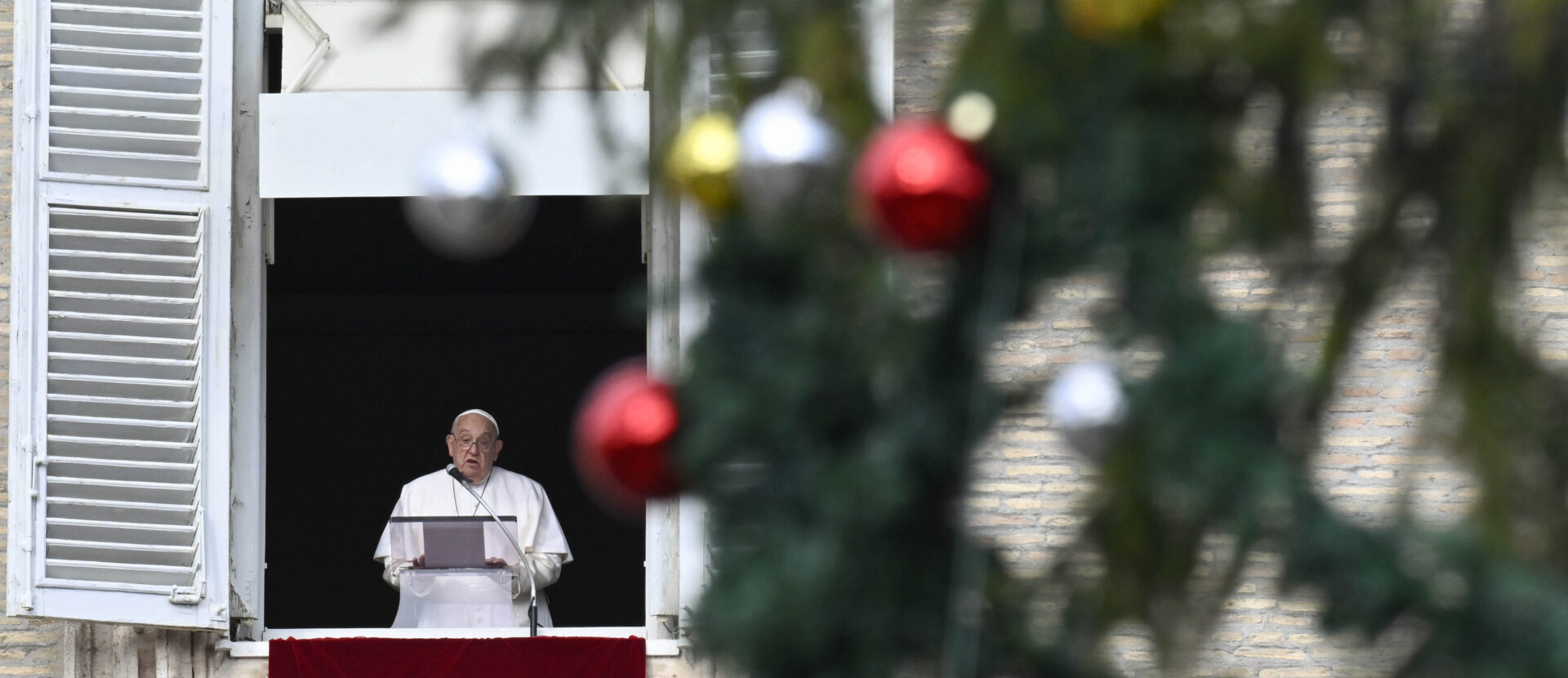 Derrière le sapin de Noël de la Place-St-Pierre, à la fenêtre du Palais apostolique, le pape a évoqué Marie | © Vatican medias