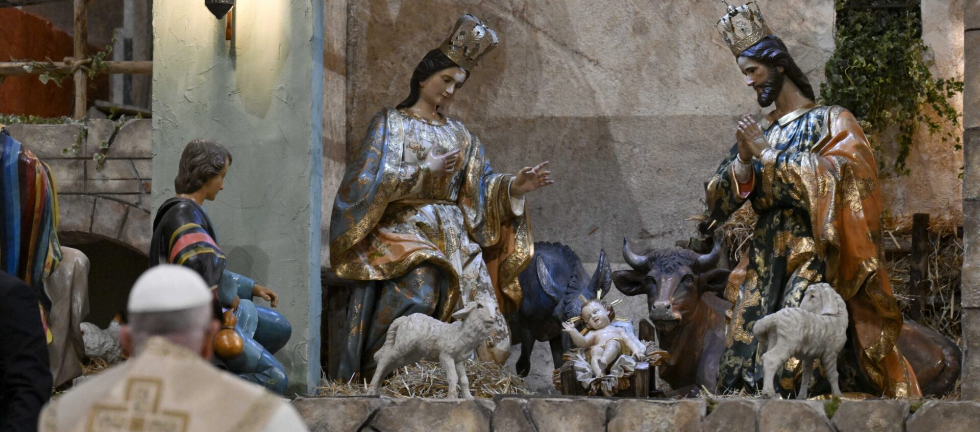 Le pape François devant la crèche, la nuit de Noël 2024 | © Vatican Media